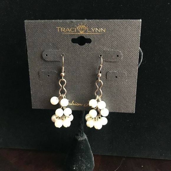 Blonde Cluster Pearls/Antique Gold Color Earrings - Picture 6 of 6